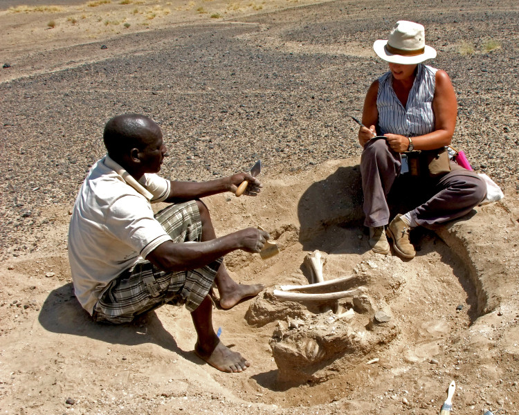 Dr. Marta Mirazón Lahr (right) and Justus Edung excavate the Nataruk site.