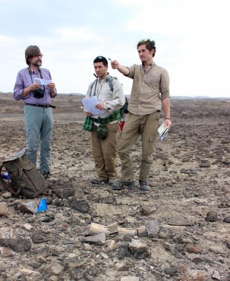 Joe and Jamie confirm with Prof. Fortelius about the depositional context of their fossil find.