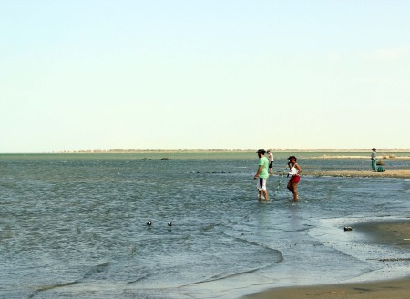 Adriadne and Max team up to collect data on elevation from a transect along the shoreline of Lake Turkana.