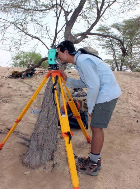 Ryan learns how to use the total station. This machine can record the precise location of each artifact find - it's very useful for constructing a precise map of the site later on.